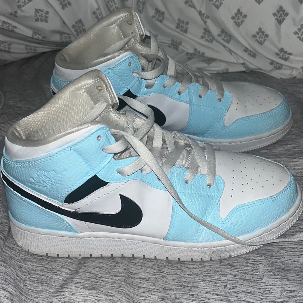 Mid Jordan 1’s sneakers